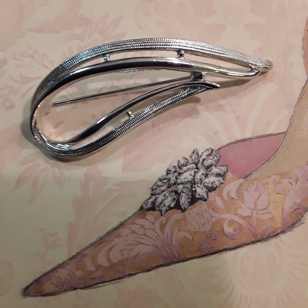 Sarah Coventry silvertone brooch